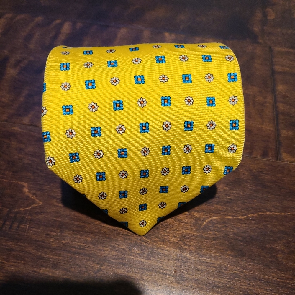 Brooks Brother makers yellow tie. 100% Silk. Geometric shapes. 56 x 4 inches